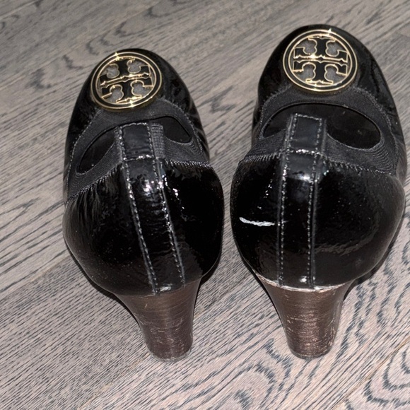 Tory Burch Logo Black Patent  Caroline Wedge Pumps - Picture 4 of 12
